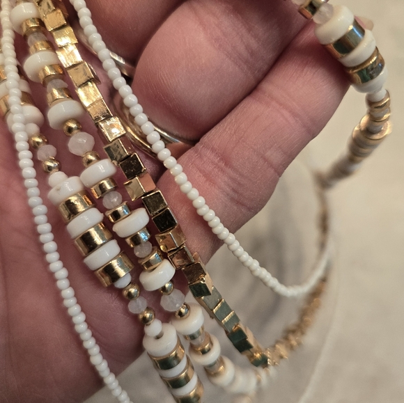 Pretty white and gold multi layered, bead necklace. Great condition. - Picture 3 of 4